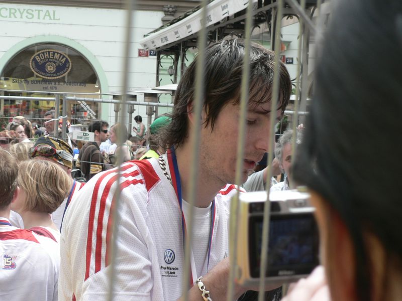 Maraton09 207.jpg - V cíly se podepisuje fanouškům. Nás k němu ani nepustili.